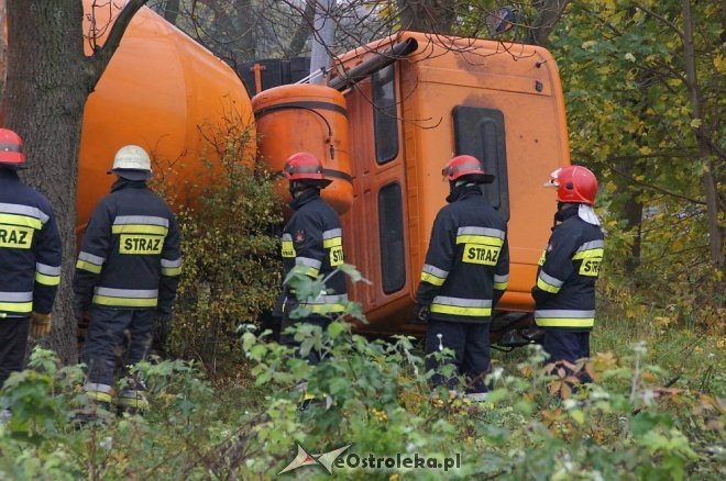 Zdarzenie przy Ostrowskiej: auto wbiło się w betoniarkę [25.10.2017] - zdjęcie #9 - eOstroleka.pl