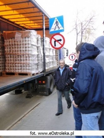 5 ton żywności dla PCK (24.03.2010) - zdjęcie #8 - eOstroleka.pl