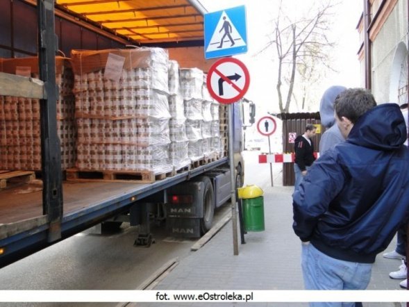 5 ton żywności dla PCK (24.03.2010) - zdjęcie #3 - eOstroleka.pl