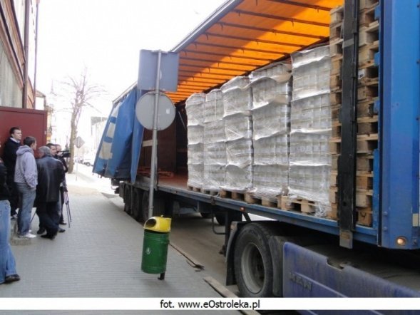 5 ton żywności dla PCK (24.03.2010) - zdjęcie #4 - eOstroleka.pl