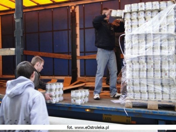 5 ton żywności dla PCK (24.03.2010) - zdjęcie #6 - eOstroleka.pl
