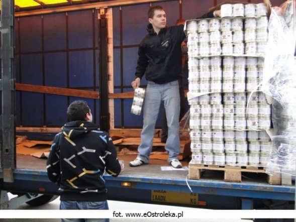 5 ton żywności dla PCK (24.03.2010) - zdjęcie #7 - eOstroleka.pl