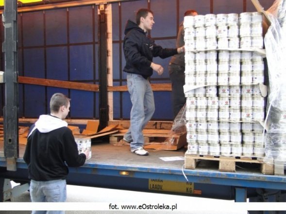 5 ton żywności dla PCK (24.03.2010) - zdjęcie #8 - eOstroleka.pl