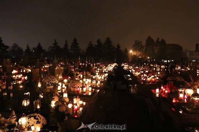 Cmentarz parafialny po zmroku [01.11.2017] - zdjęcie #31 - eOstroleka.pl