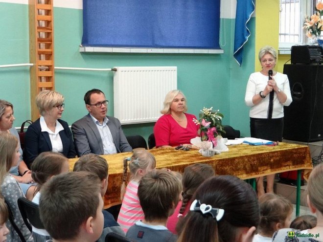 Ślubowanie i pasowanie na ucznia w Szkole Podstawowej w Wachu [ZDJĘCIA] - zdjęcie #1 - eOstroleka.pl