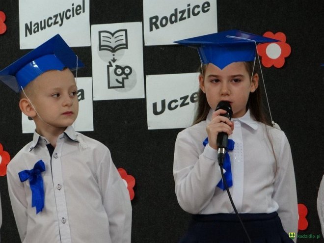Ślubowanie i pasowanie na ucznia w Szkole Podstawowej w Wachu [ZDJĘCIA] - zdjęcie #4 - eOstroleka.pl