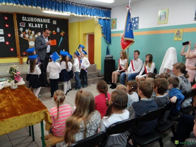 Ślubowanie i pasowanie na ucznia w Szkole Podstawowej w Wachu [ZDJĘCIA] - zdjęcie #13 - eOstroleka.pl