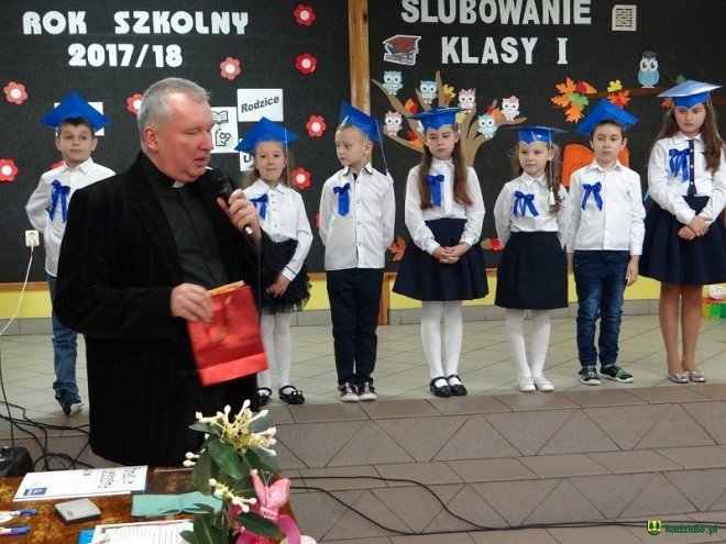 Ślubowanie i pasowanie na ucznia w Szkole Podstawowej w Wachu [ZDJĘCIA] - zdjęcie #14 - eOstroleka.pl