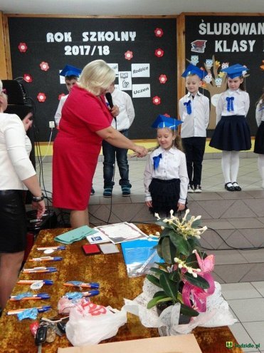 Ślubowanie i pasowanie na ucznia w Szkole Podstawowej w Wachu [ZDJĘCIA] - zdjęcie #16 - eOstroleka.pl
