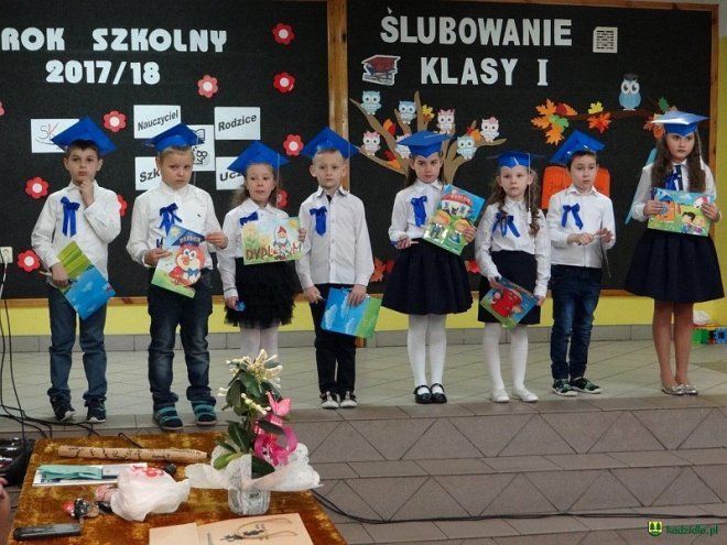 Ślubowanie i pasowanie na ucznia w Szkole Podstawowej w Wachu [ZDJĘCIA] - zdjęcie #19 - eOstroleka.pl