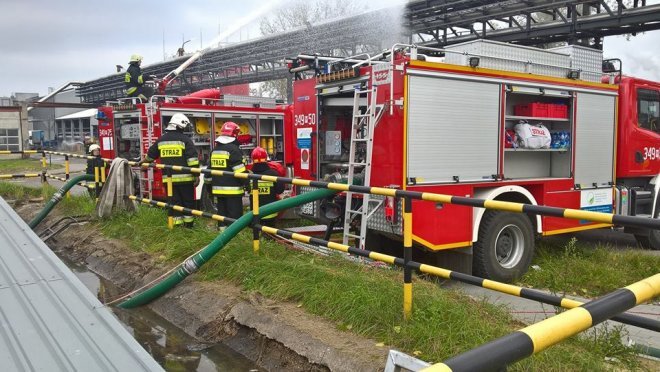 Pożar zbiornika z mazutem w ostrołęckich zakładach Stora Enso [ZDJĘCIA] - zdjęcie #1 - eOstroleka.pl