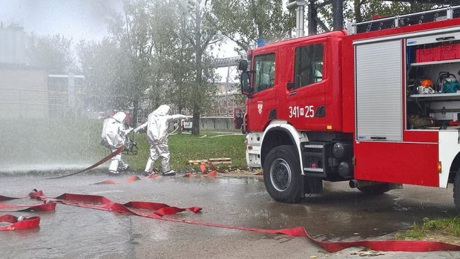 Pożar zbiornika z mazutem w ostrołęckich zakładach Stora Enso [ZDJĘCIA] - zdjęcie #2 - eOstroleka.pl