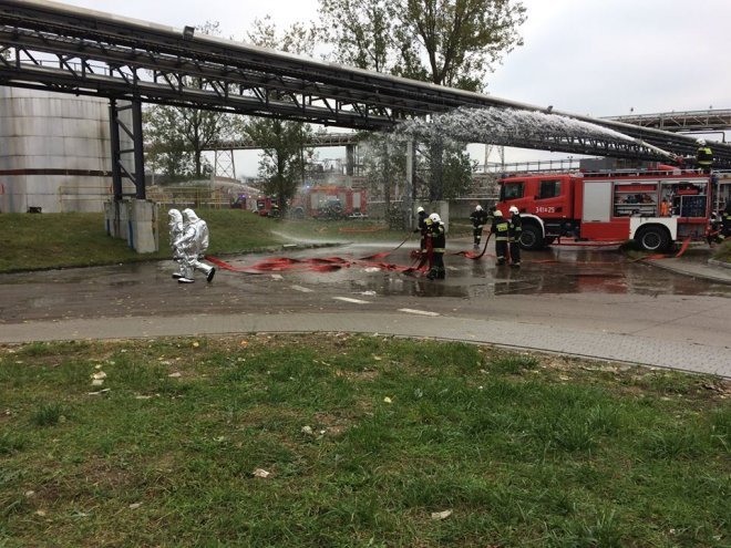 Pożar zbiornika z mazutem w ostrołęckich zakładach Stora Enso [ZDJĘCIA] - zdjęcie #6 - eOstroleka.pl