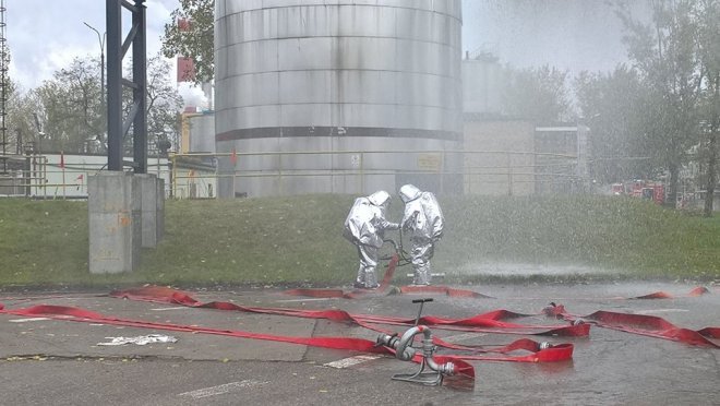 Pożar zbiornika z mazutem w ostrołęckich zakładach Stora Enso [ZDJĘCIA] - zdjęcie #7 - eOstroleka.pl