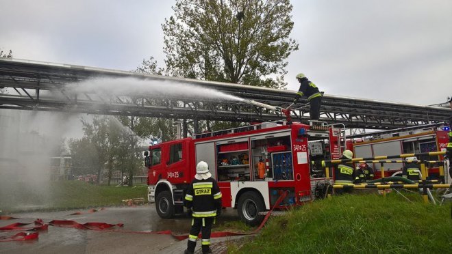 Pożar zbiornika z mazutem w ostrołęckich zakładach Stora Enso [ZDJĘCIA] - zdjęcie #8 - eOstroleka.pl