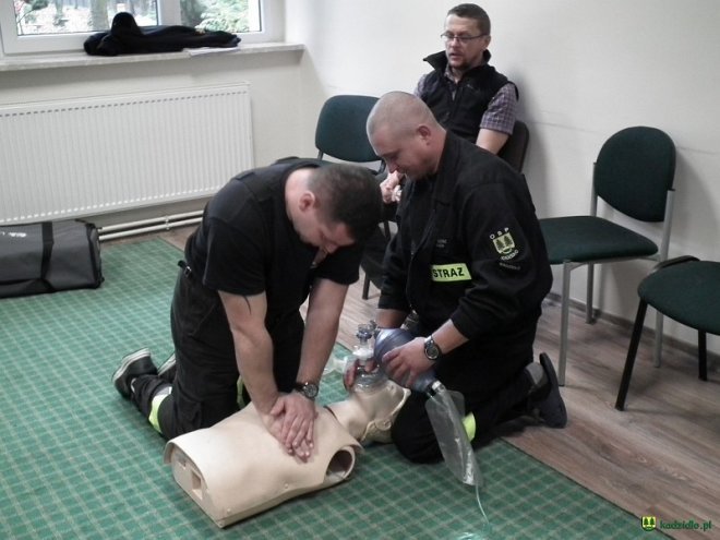 Strażacy ochotnicy z gminy Kadzidło przeszkoleni z zakresu kwalifikowanej pierwszej pomocy [ZDJĘCIA] - zdjęcie #21 - eOstroleka.pl