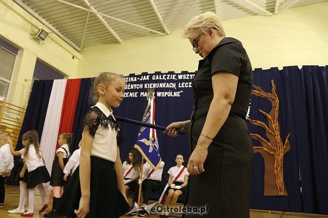 Pasowanie na ucznia w SP nr 6 w Ostrołęce [09.11.2017] - zdjęcie #13 - eOstroleka.pl