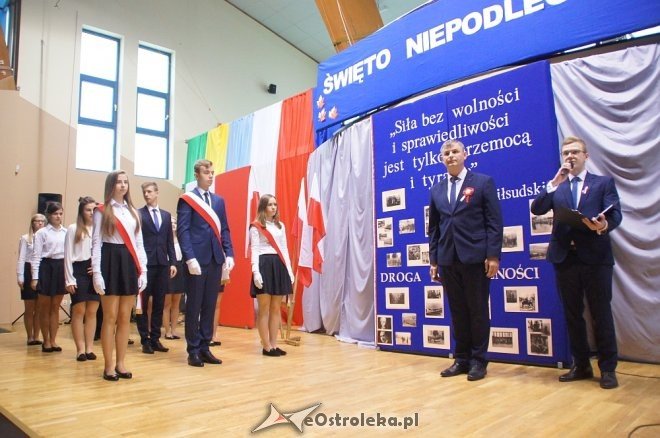 Gala z okazji Święta Niepodległości w II Liceum Ogólnokształcącym w Ostrołęce [10.11.2017] - zdjęcie #28 - eOstroleka.pl