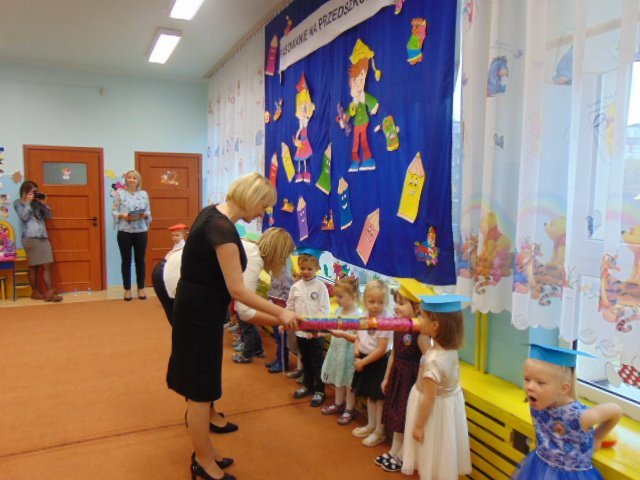 Pasowanie na przedszkolaka w miejskiej „ósemce” [ZDJĘCIA] - zdjęcie #13 - eOstroleka.pl
