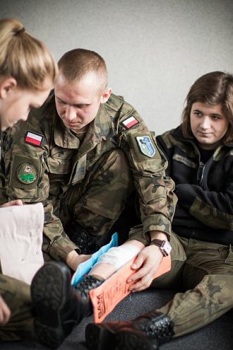 Żołnierze z Giżycka przeszkolili uczniów z ZSZ nr 2 w Ostrołęce [21.11.2017] - zdjęcie #11 - eOstroleka.pl