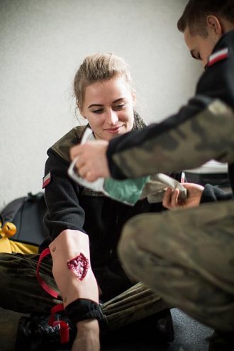 Żołnierze z Giżycka przeszkolili uczniów z ZSZ nr 2 w Ostrołęce [21.11.2017] - zdjęcie #12 - eOstroleka.pl