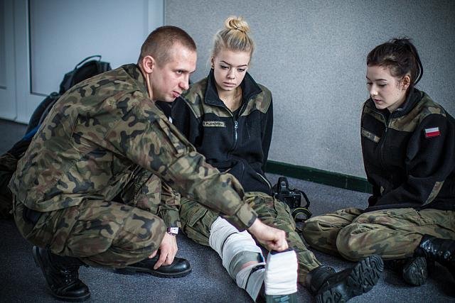 Żołnierze z Giżycka przeszkolili uczniów z ZSZ nr 2 w Ostrołęce [21.11.2017] - zdjęcie #24 - eOstroleka.pl