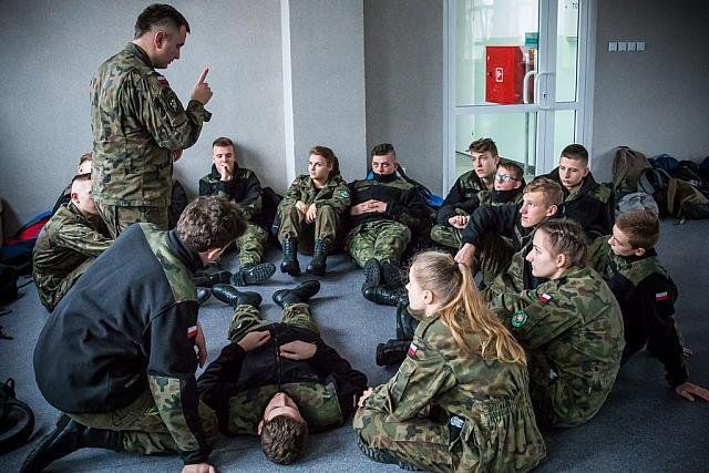 Żołnierze z Giżycka przeszkolili uczniów z ZSZ nr 2 w Ostrołęce [21.11.2017] - zdjęcie #34 - eOstroleka.pl