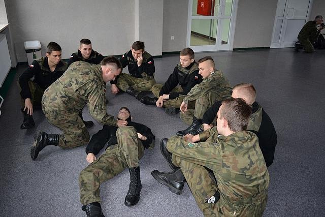 Żołnierze z Giżycka przeszkolili uczniów z ZSZ nr 2 w Ostrołęce [21.11.2017] - zdjęcie #35 - eOstroleka.pl
