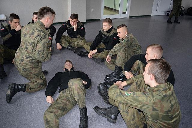Żołnierze z Giżycka przeszkolili uczniów z ZSZ nr 2 w Ostrołęce [21.11.2017] - zdjęcie #36 - eOstroleka.pl