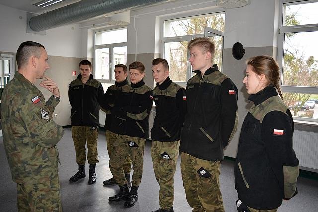 Żołnierze z Giżycka przeszkolili uczniów z ZSZ nr 2 w Ostrołęce [21.11.2017] - zdjęcie #42 - eOstroleka.pl