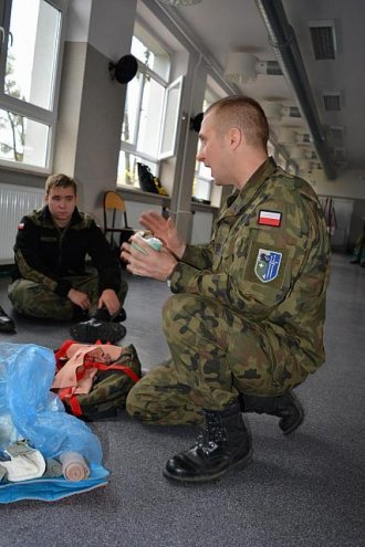 Żołnierze z Giżycka przeszkolili uczniów z ZSZ nr 2 w Ostrołęce [21.11.2017] - zdjęcie #10 - eOstroleka.pl
