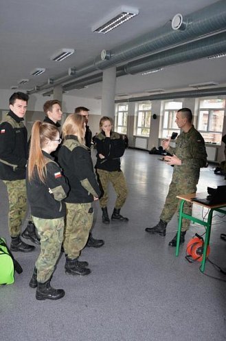 Żołnierze z Giżycka przeszkolili uczniów z ZSZ nr 2 w Ostrołęce [21.11.2017] - zdjęcie #54 - eOstroleka.pl