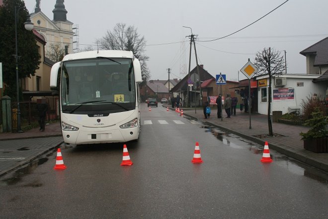 10-letnia dziewczynka wpadła pod autobus [ZDJĘCIA] - zdjęcie #5 - eOstroleka.pl