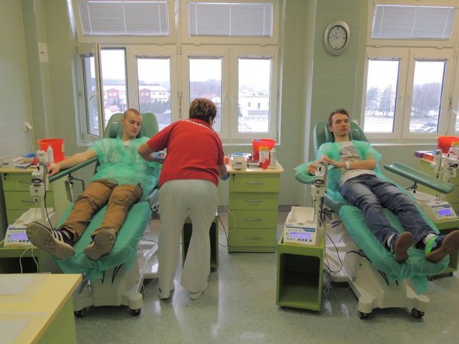 Młodzi bohaterowie z ZSZ nr 1 oddali krew dla małego Tymonka [ZDJĘCIA] - zdjęcie #6 - eOstroleka.pl