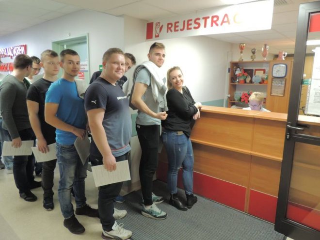 Młodzi bohaterowie z ZSZ nr 1 oddali krew dla małego Tymonka [ZDJĘCIA] - zdjęcie #7 - eOstroleka.pl