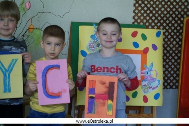 Malowanie życzeń w Przedszkolu Miejskim Nr 7 (03.04.2010) - zdjęcie #8 - eOstroleka.pl