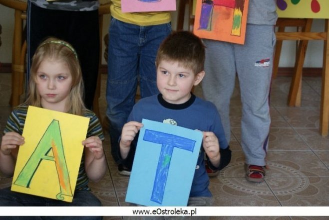 Malowanie życzeń w Przedszkolu Miejskim Nr 7 (03.04.2010) - zdjęcie #6 - eOstroleka.pl