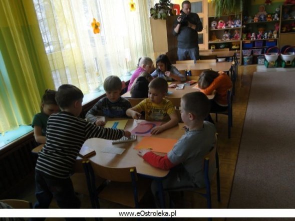 Malowanie życzeń w Przedszkolu Miejskim Nr 7 (03.04.2010) - zdjęcie #5 - eOstroleka.pl