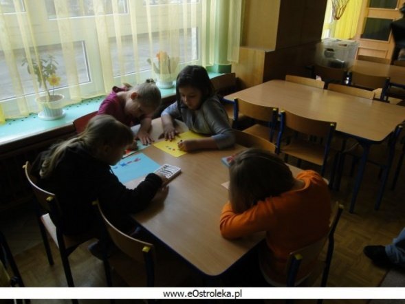 Malowanie życzeń w Przedszkolu Miejskim Nr 7 (03.04.2010) - zdjęcie #3 - eOstroleka.pl