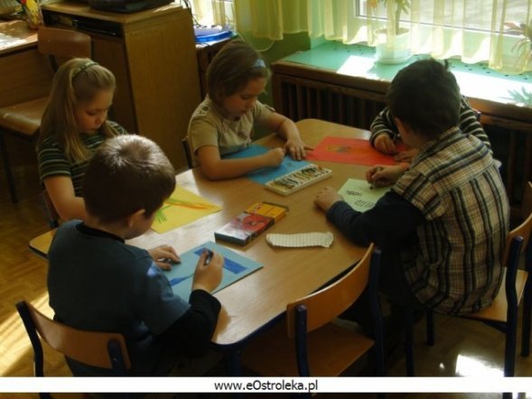 Malowanie życzeń w Przedszkolu Miejskim Nr 7 (03.04.2010) - zdjęcie #2 - eOstroleka.pl