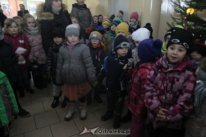 Przedszkolaki stroiły choinkę w „Handlowcu” [ZDJĘCIA] - zdjęcie #5 - eOstroleka.pl