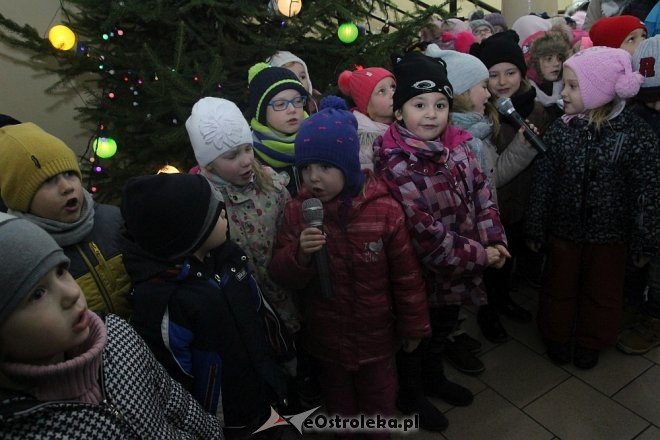 Przedszkolaki stroiły choinkę w „Handlowcu” [ZDJĘCIA] - zdjęcie #7 - eOstroleka.pl