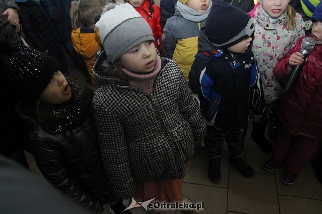 Przedszkolaki stroiły choinkę w „Handlowcu” [ZDJĘCIA] - zdjęcie #8 - eOstroleka.pl