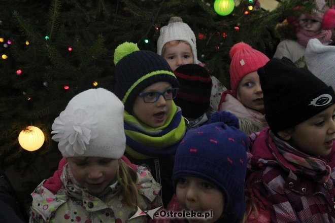 Przedszkolaki stroiły choinkę w „Handlowcu” [ZDJĘCIA] - zdjęcie #10 - eOstroleka.pl