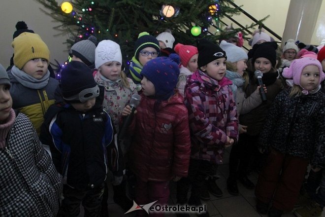 Przedszkolaki stroiły choinkę w „Handlowcu” [ZDJĘCIA] - zdjęcie #12 - eOstroleka.pl