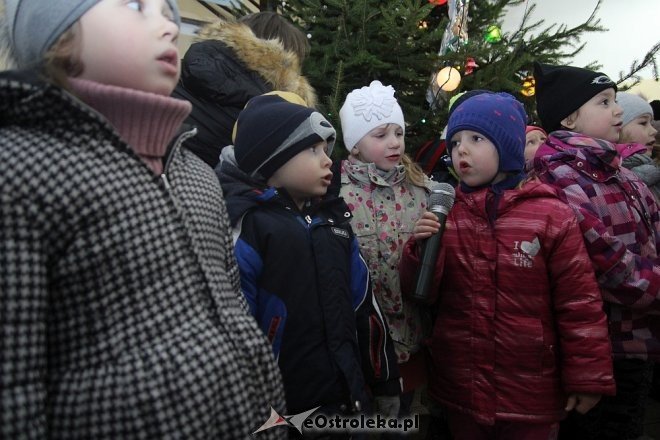 Przedszkolaki stroiły choinkę w „Handlowcu” [ZDJĘCIA] - zdjęcie #14 - eOstroleka.pl
