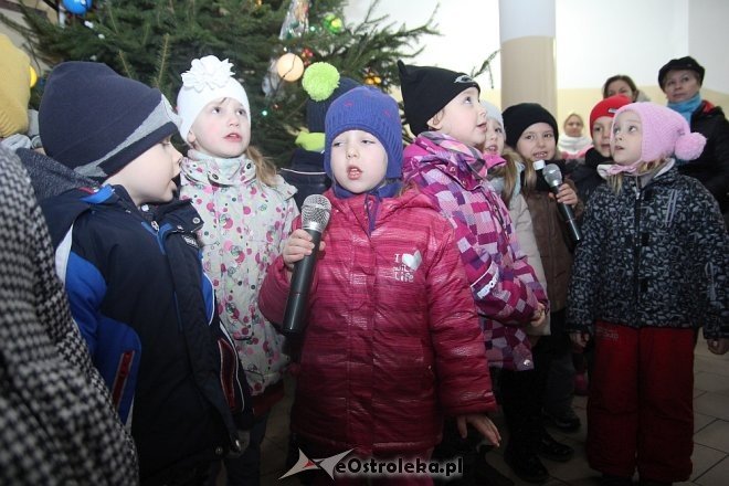 Przedszkolaki stroiły choinkę w „Handlowcu” [ZDJĘCIA] - zdjęcie #16 - eOstroleka.pl