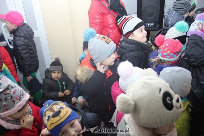 Przedszkolaki stroiły choinkę w „Handlowcu” [ZDJĘCIA] - zdjęcie #34 - eOstroleka.pl