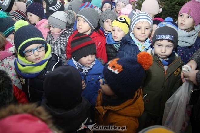 Przedszkolaki stroiły choinkę w „Handlowcu” [ZDJĘCIA] - zdjęcie #38 - eOstroleka.pl
