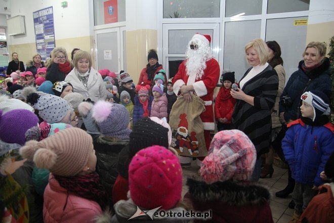 Przedszkolaki stroiły choinkę w „Handlowcu” [ZDJĘCIA] - zdjęcie #37 - eOstroleka.pl
